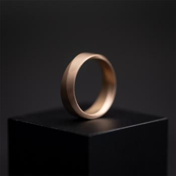 Preview: 6 mm gedrehter, vollständig bronzebeschichteter Titanring - Verso Bronze